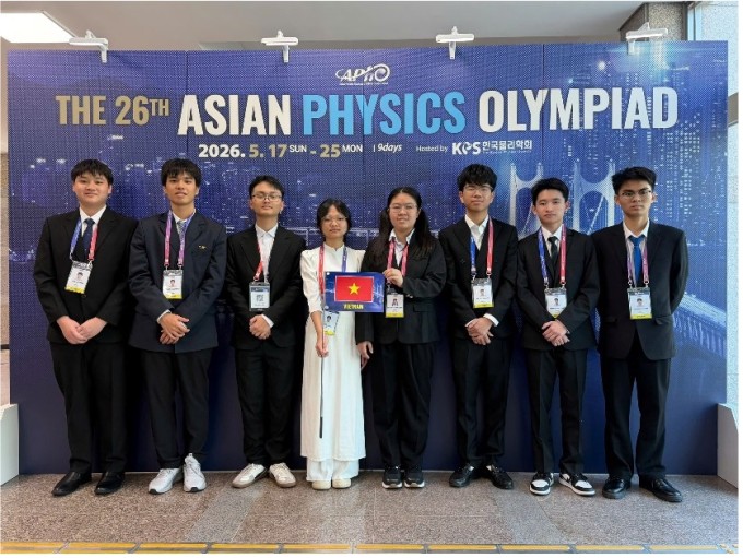 Các học sinh từ trái qua: Tạ Ngọc Minh, Nguyễn Nhật Minh, Bùi Anh Tú, Nguyễn Thị Bích Ngọc, Vũ Nguyên Nguyên, Lê Duy Khánh, Phan Tuấn Dũng và Mai Văn Khánh. Ảnh: MOET