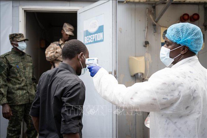 Nhân viên y tế kiểm tra thân nhiệt cho người dân để phát hiện các ca nhiễm virus Ebola tại Goma, CHDC Congo. Ảnh: TTXVN