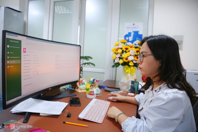 Cán bộ Thi hành án dân sự TP HCM thao tác trên phần mềm. Ảnh: Phạm Dự
