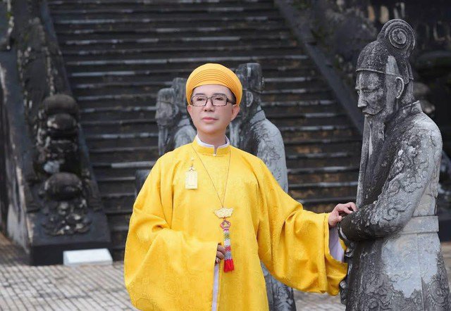 Long Nhật sinh ra trong gia có cha là nhà giáo, nhà nghiên cứu văn hóa nổi tiếng ở Huế.