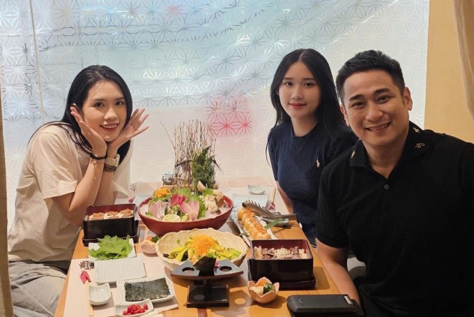 Minh Tiệp bên vợ và con gái Minh Thùy.
