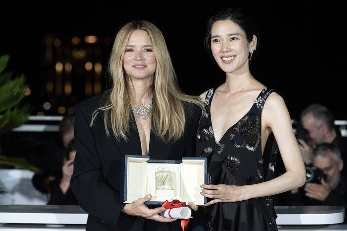 Hai nữ diễn viên Virginie Efira và Tao Okamoto