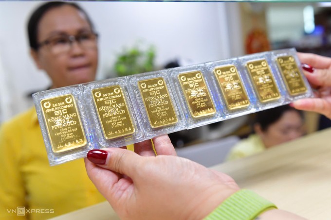 Giao dịch vàng miếng tại SJC Nguyễn Thị Minh Khai ngày vía Thần tài. Ảnh: Thanh Tùng