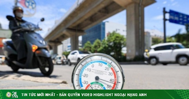 Ngoài đường hầm hập như lò nung, người Hà Nội kéo vào trung tâm thương mại tránh nóng