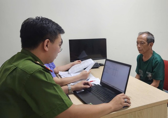Đối tượng Nguyễn Tiến Nam tại cơ quan điều tra. Ảnh: Công an TP Hà Nội