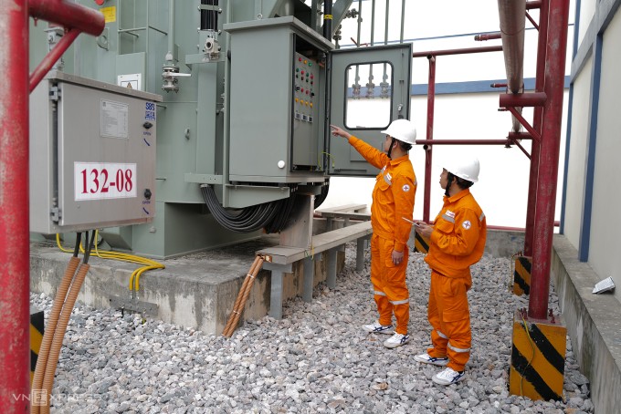Công nhân Điện lực Hà Nội kiểm tra tại trạm biến áp Láng Hạ, tháng 12/2022. Ảnh: Ngọc Thành