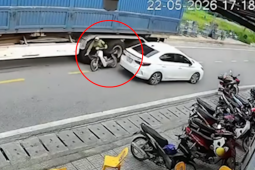 Clip: Xe máy vượt ẩu bị kẹp giữa hai ô tô