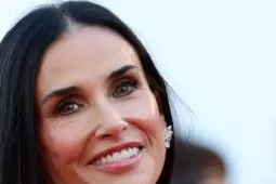 'Người phụ nữ đẹp nhất thế giới' biến Cannes thành sàn diễn riêng với loạt váy áo gây choáng