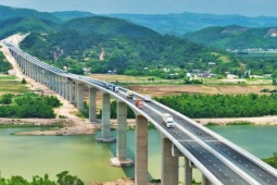 Ngắm cao tốc Bắc - Nam tuyệt đẹp uốn lượn giữa núi sông Tây Nguyên