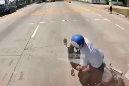 Người đi xe máy bất chợt run tay, ngã nhào trước đầu ôtô