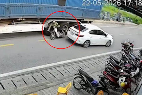 Clip: Xe máy vượt ẩu bị kẹp giữa hai ô tô