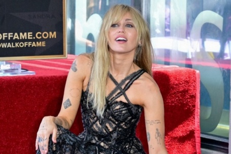 Miley Cyrus diện đầm 'mạng nhện' lên Đại lộ Danh vọng Hollywood