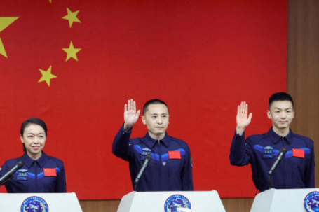 Trung Quốc thử thách phi hành gia ở lại vũ trụ 1 năm, hướng tới Mặt Trăng 2030