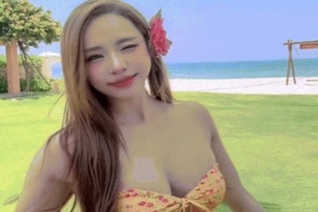 Diễn viên Quỳnh Nga khoe thân quá đà, khán giả khuyên nên hạn chế