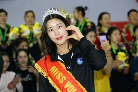 Người đẹp Hàn Quốc giành Hoa khôi Cúp VTV9 Bình Điền, đội Thanh Thuý được thưởng nóng