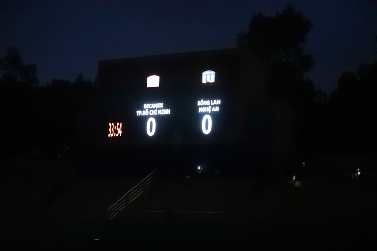 Công Vinh dự khán, bất ngờ sự cố mất điện ở "chung kết ngược" V-League - 4