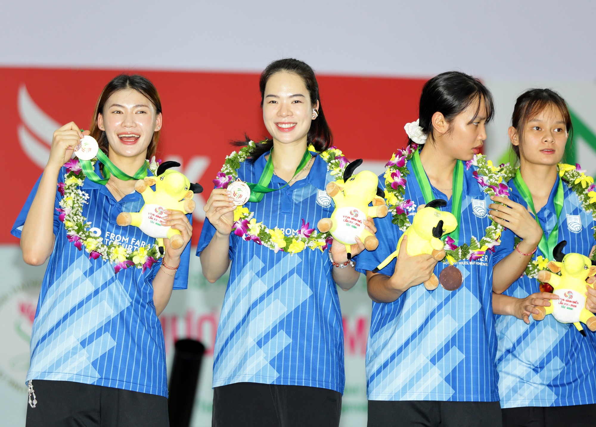 Lê Thanh Thuý và đồng đội ở đội Hà Nội cười tươi trên bục nhận tấm huy chương đồng.