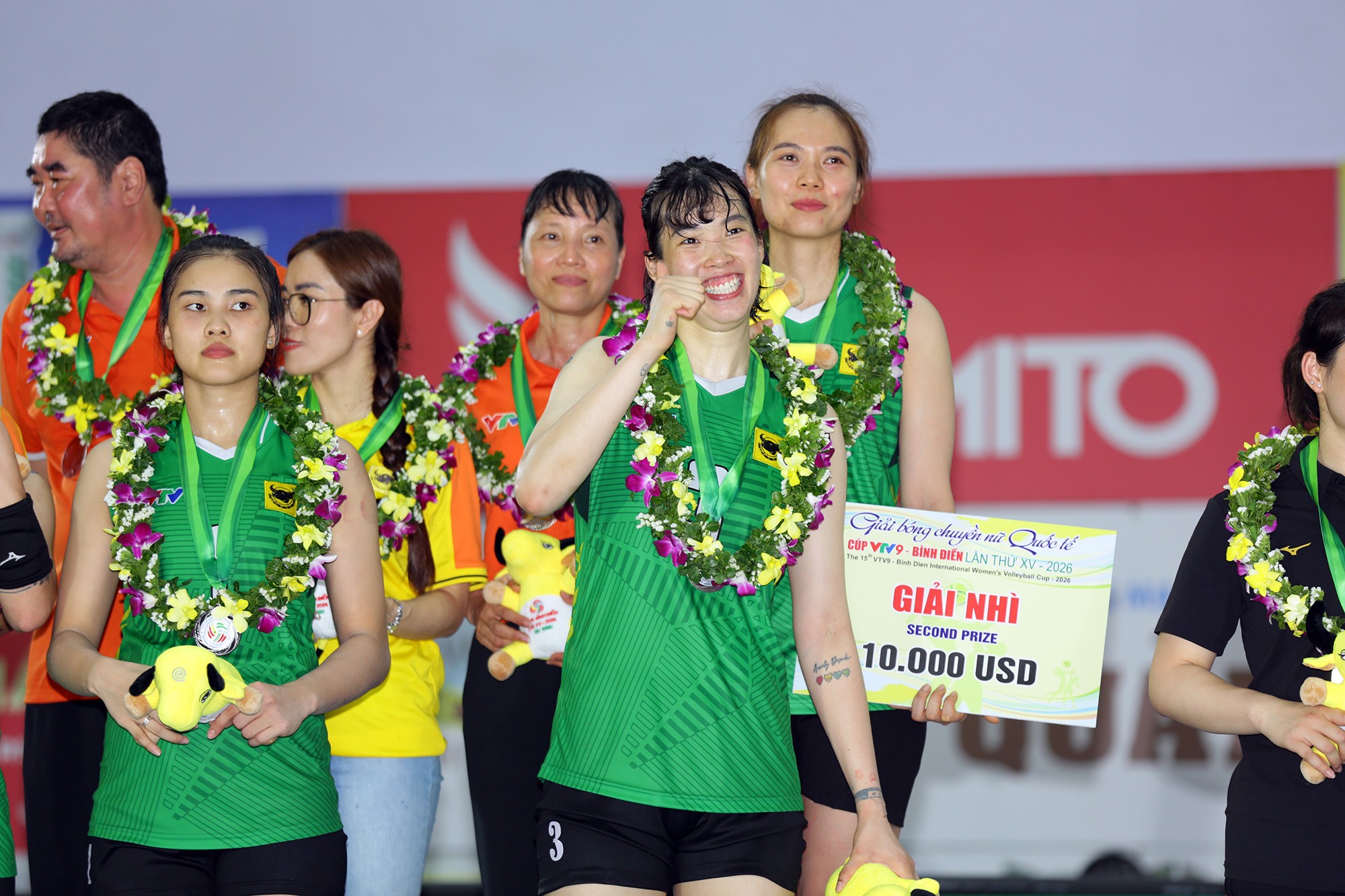 "Khủng long" Thanh Thuý cười tươi như hoa sau khi thi đấu đầy nỗ lực trong trận chung kết.