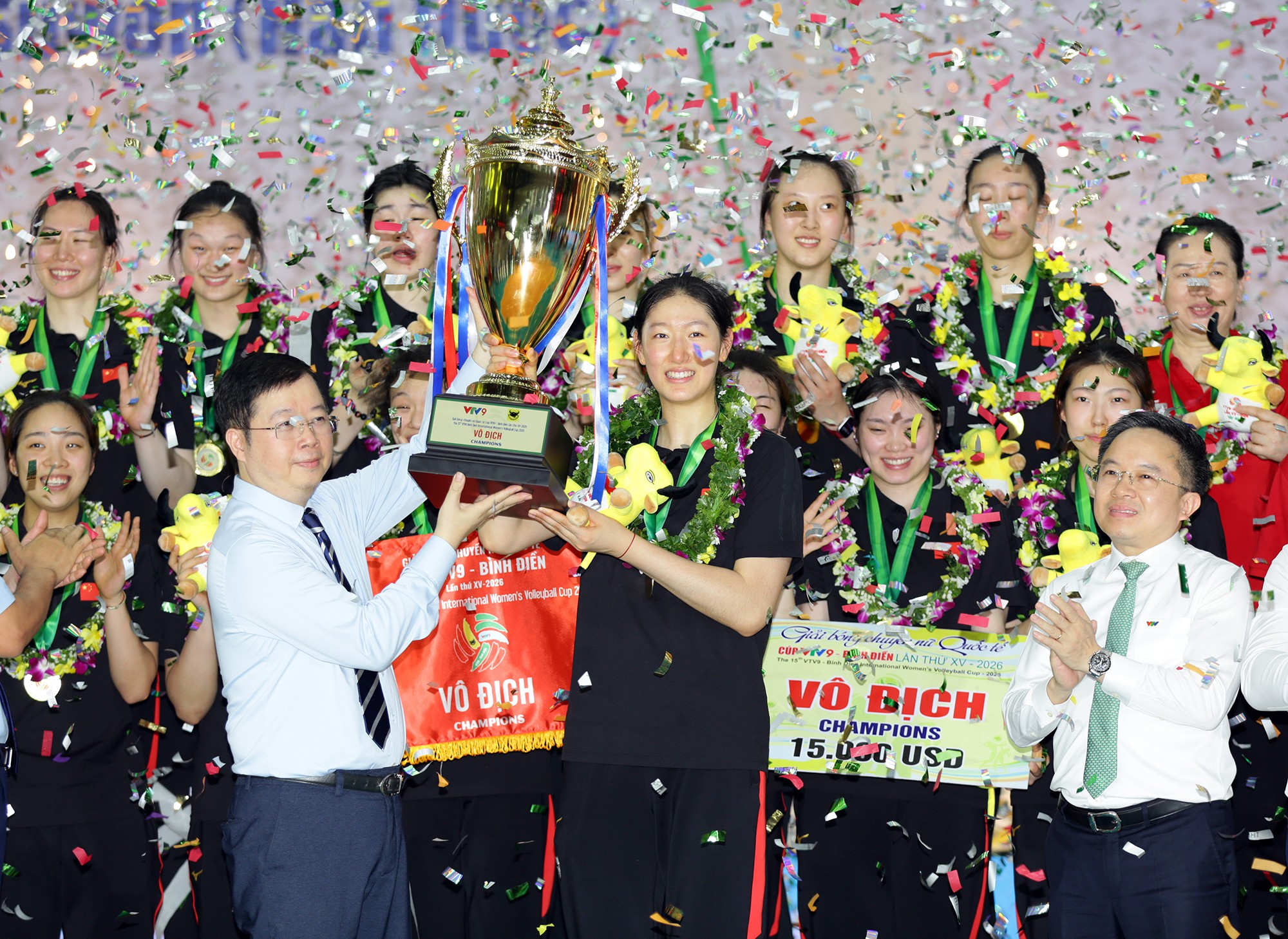 CLB bóng chuyền nữ Giang Tô (Trung Quốc) nhận cúp vô địch giải bóng chuyền nữ quốc tế Cúp VTV9 Bình Điền 2026.