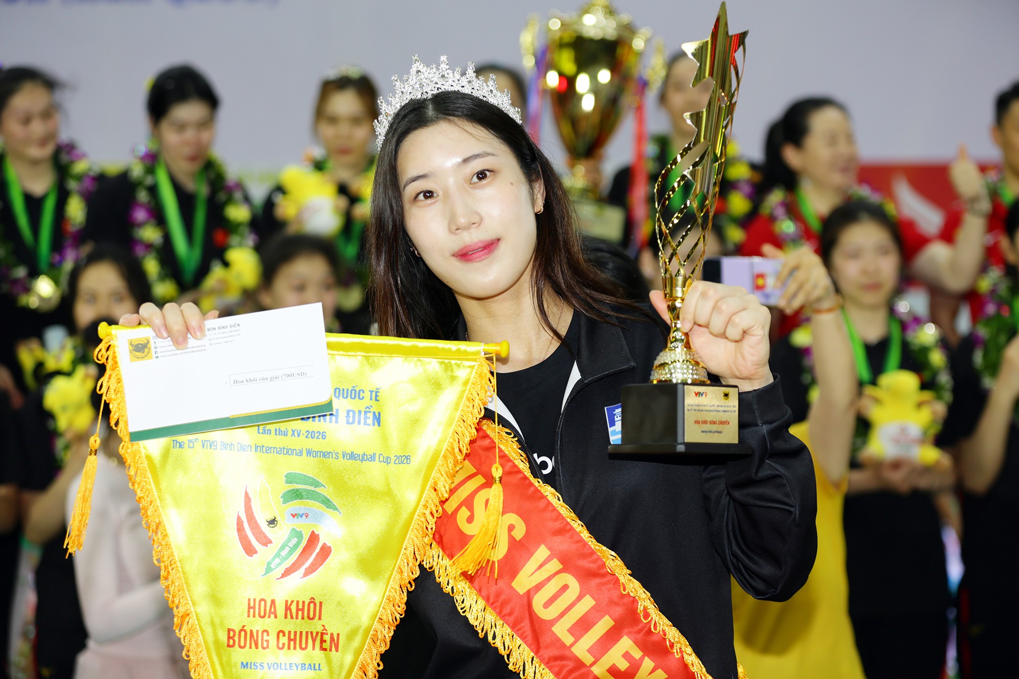 Sau lễ trao giải, Hoa khôi Baek Chaerim nhận được sự quan tâm đặc biệt từ truyền thông và người hâm mộ có mặt ở nhà thi đấu tỉnh Tây Ninh.