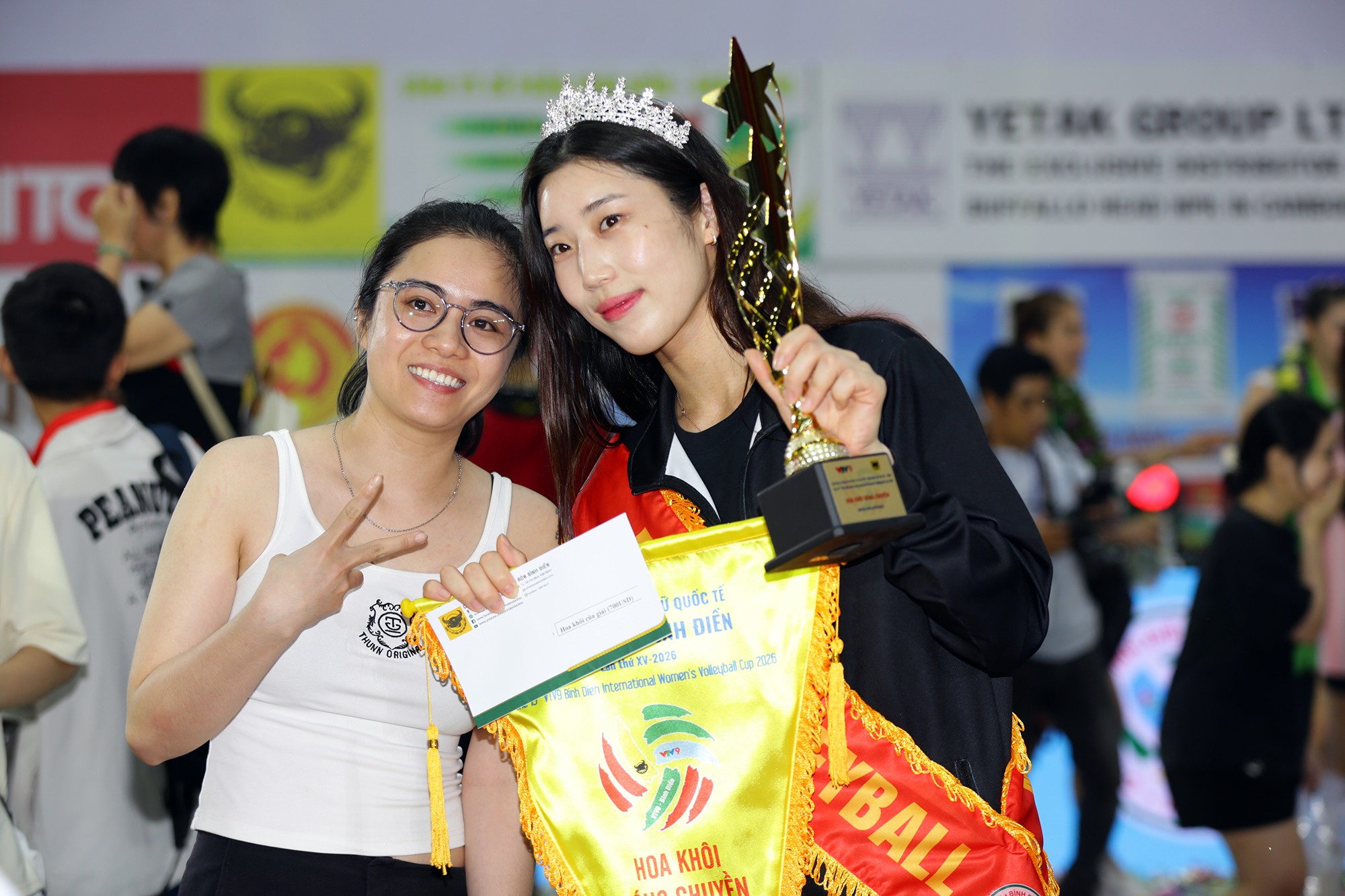 Người đẹp sinh năm 1998 vui vẻ chụp ảnh với người hâm mộ.