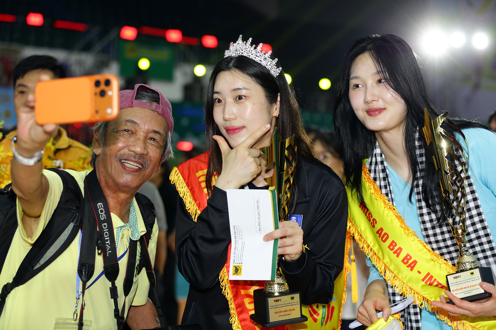 Bên cạnh Hoa khôi Baek Chaerim, CLB Suwon của Hàn Quốc còn có người đẹp Lee Ye Dam giành giải vận động viên nước ngoài mặc áo bà ba đẹp nhất.