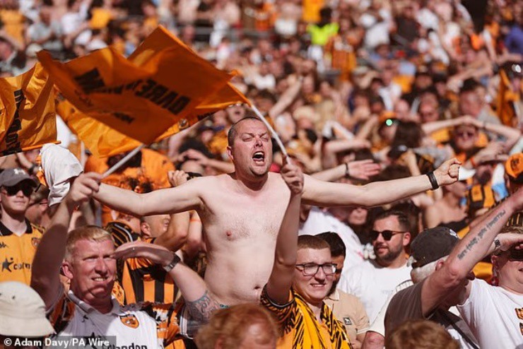 Các cổ động viên Hull City vỡ òa sung sướng
