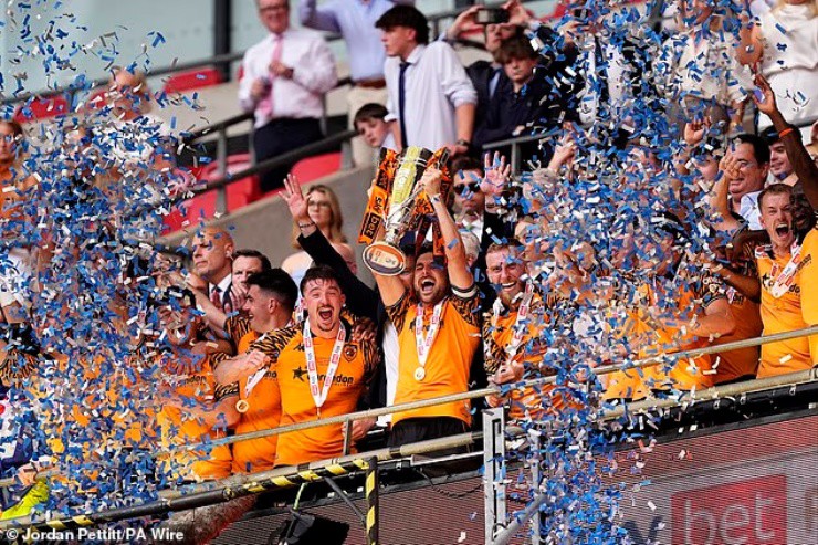 Hull ăn mừng chiến tích thăng hạng, cùng Convetry City và Ipswich Town trở thành 3 "tân binh" Ngoại hạng Anh 2026/27