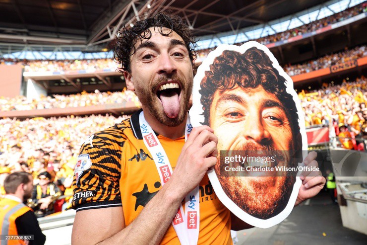 Tiền vệ&nbsp;Matt Crooks, cầu thủ trưởng thành từ lò đào tạo trẻ MU ăn mừng với chiếc mặt nạ in hình chính mình