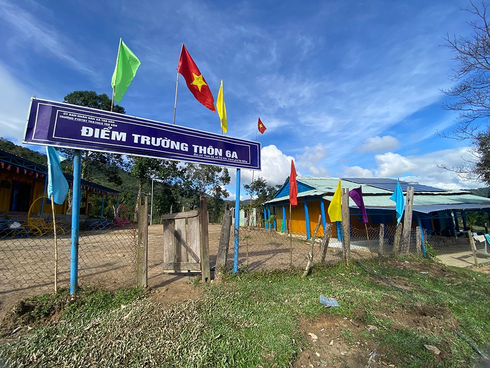 Trường Mầm non Vành Khuyên (bên trái) và trường Phổ thông dân tộc bán trú, Tiểu học và Trung học cơ sở Trà Vân (bên phải) tại xã Trà Vân, Đà Nẵng