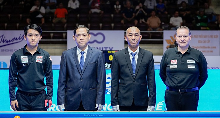 Chiêm Hồng Thái (bìa trái) so tài với Eddy Merckx (bìa phải)
