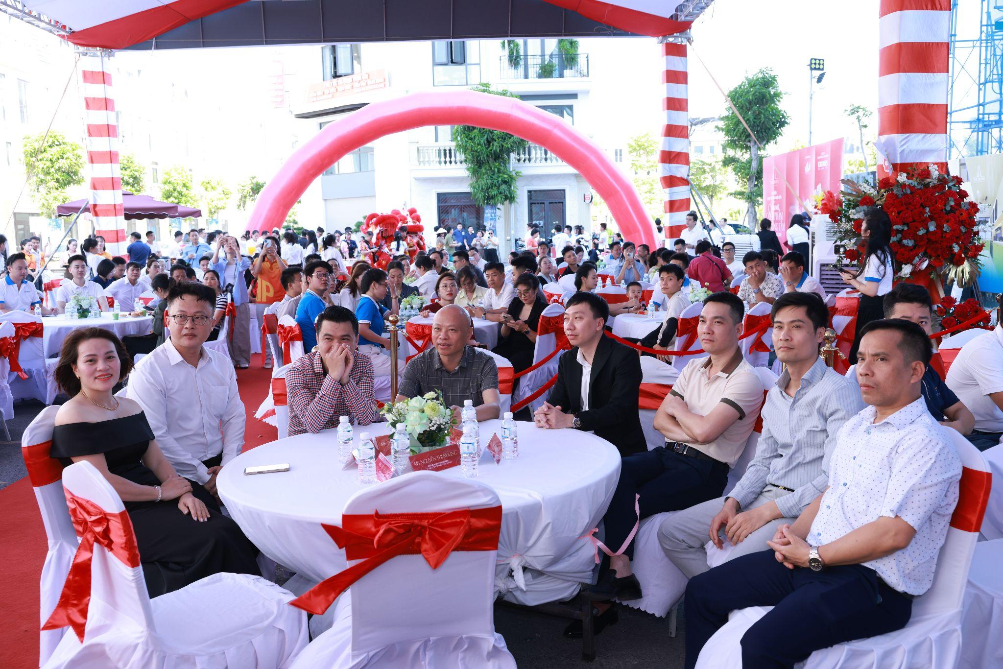 Toàn cảnh không gian sự kiện khai trương căn hộ mẫu The Zenith Hải Phòng, thu hút hàng trăm khách hàng và nhà đầu tư đổ về trải nghiệm