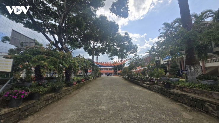 Khuôn viên&nbsp;Trường THCS Nguyễn Du, nơi xảy ra vụ việc nam sinh lớp 8 nghi tự tử do bị bạo lực học đường kéo dài đang gây bàng hoàng trong dư luận.