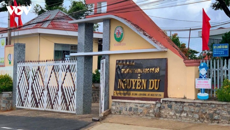 Cổng&nbsp;Trường THCS Nguyễn Du&nbsp;tại xã Di Linh, tỉnh Lâm Đồng, nơi liên quan vụ việc cơ quan công an đã khởi tố vụ án, khởi tố bị can để điều tra hành vi cưỡng đoạt tài sản và cố ý gây thương tích.