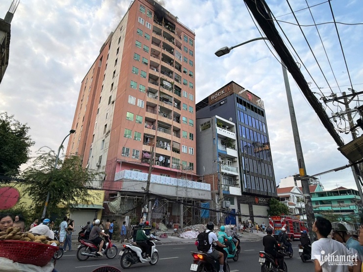 Một đoạn đường Đinh Bộ Lĩnh được phong toả để phục vụ công tác chữa cháy. Ảnh: TK