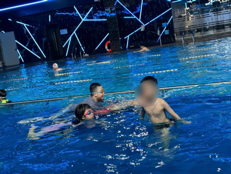 Vợ chồng chị Trang đăng ký cho con biết bơi trước rồi mới yên tâm gửi về quê nhờ ông bà. Ảnh: NVCC