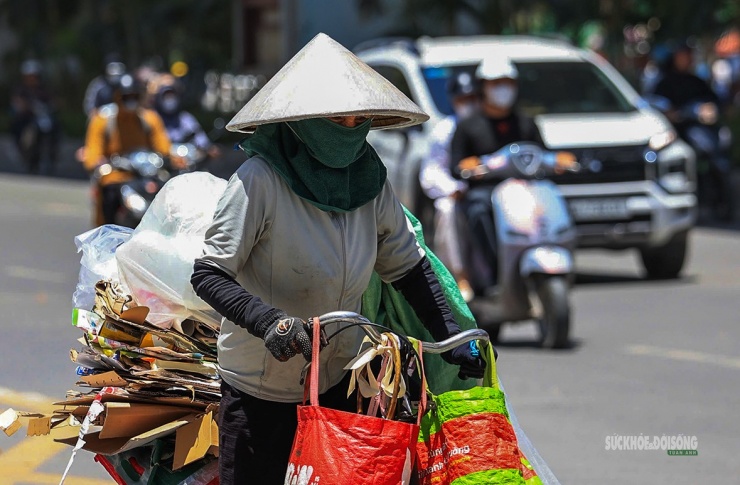 Người lao động nhọc nhằn mưu sinh dưới nắng như đổ lửa - 2