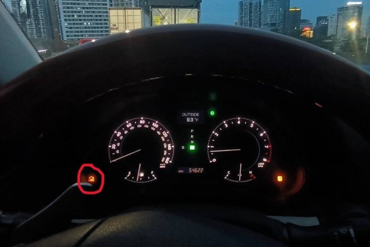 Một chiếc xe Toyota Camry 2010 nhập Mỹ bị sáng đèn Check Engine sau hơn 1 ngày chuyển sang dùng xăng E10. Ảnh: Lê Trung