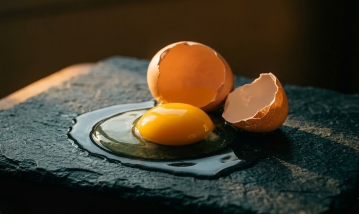 Quả trứng gà, từ lòng trắng đến lòng đỏ, là một công thức làm đẹp hoàn chỉnh.