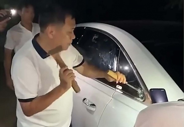 Nhiều người phá cửa kính cứu bé gái được cho là bị bỏ quên trong xe ô tô