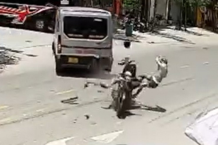 Hai thanh niên đi xe máy bay lên không trung sau khi tông xe 9 chỗ