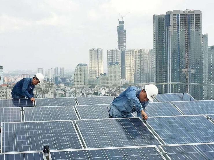 Giá điện giờ cao điểm dồn vào buổi tối: Nhà máy hưởng lợi, quán ăn và trạm sạc xe điện chịu áp lực - 2