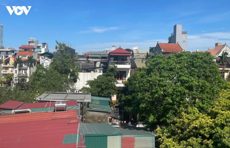 Hà Nội đang bước vào những ngày nắng nóng được đánh giá là khắc nghiệt nhất từ đầu mùa hè. Nhiệt độ ngoài trời nhiều thời điểm chạm ngưỡng 39-40 độ C, ngay từ 6-7h sáng, không khí đã oi bức, ngột ngạt rõ rệt.