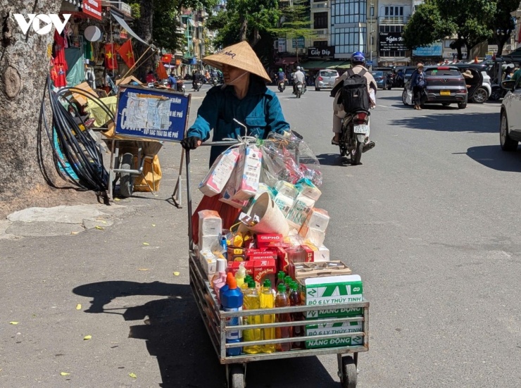 Dưới cái nắng gay gắt, hầm hập, nhiều lao động ngoài trời vẫn phải oằn mình mưu sinh giữa thời tiết khắc nghiệt.