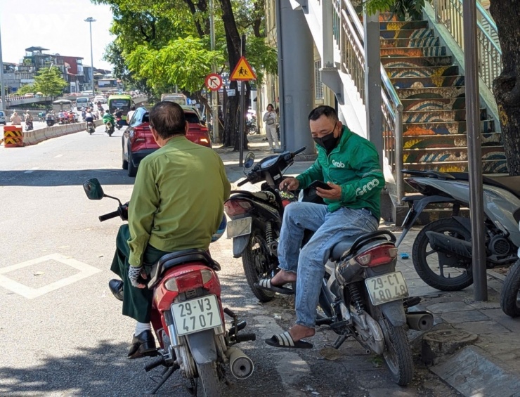 Từ tài xế xe ôm công nghệ, shipper, người bán hàng rong đến lao động bốc vác…, tất cả đều chịu tác động trực tiếp của nắng nóng kéo dài, ảnh hưởng đáng kể đến sức khỏe, năng suất lao động và sinh hoạt hàng ngày.