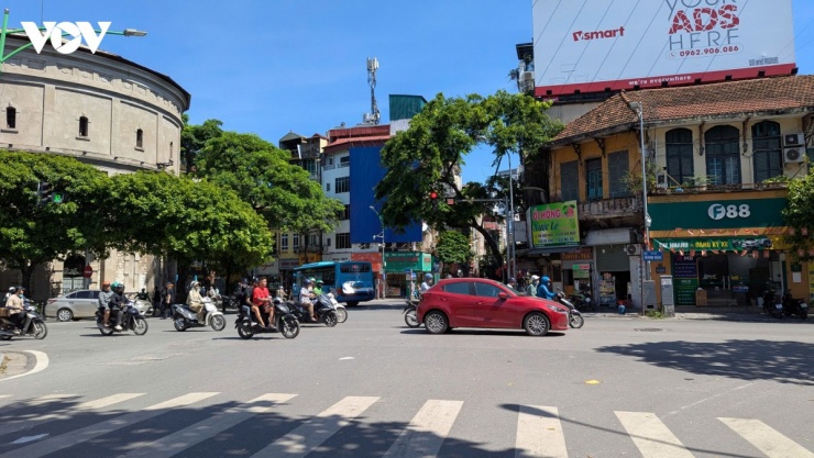 Càng về trưa, nền nhiệt tiếp tục tăng cao, trên các đường phố, nhiệt độ cảm nhận thực tế có thể lên tới 43-46 độ C do hiệu ứng bê tông và mặt đường hấp thụ, tỏa nhiệt mạnh.