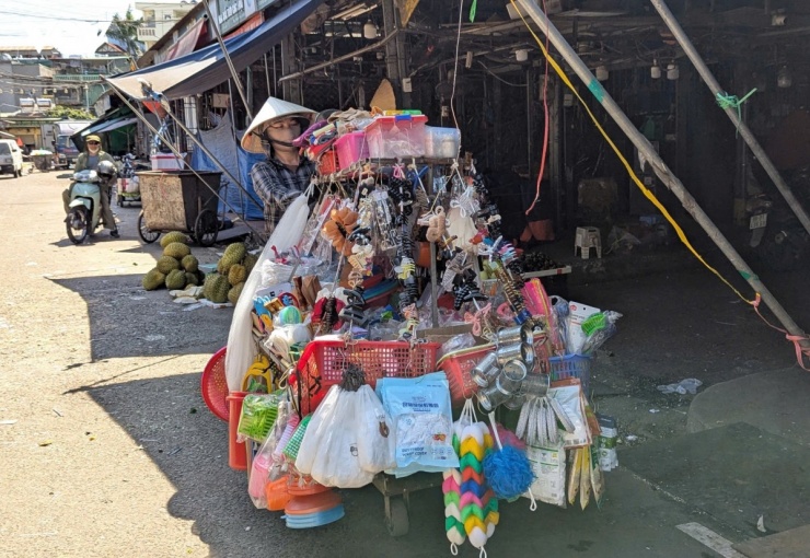 Tại các chợ dân sinh hay dọc nhiều tuyến phố, những người bán hàng rong vẫn kiên trì đội nắng mưu sinh giữa thời tiết oi bức kéo dài.