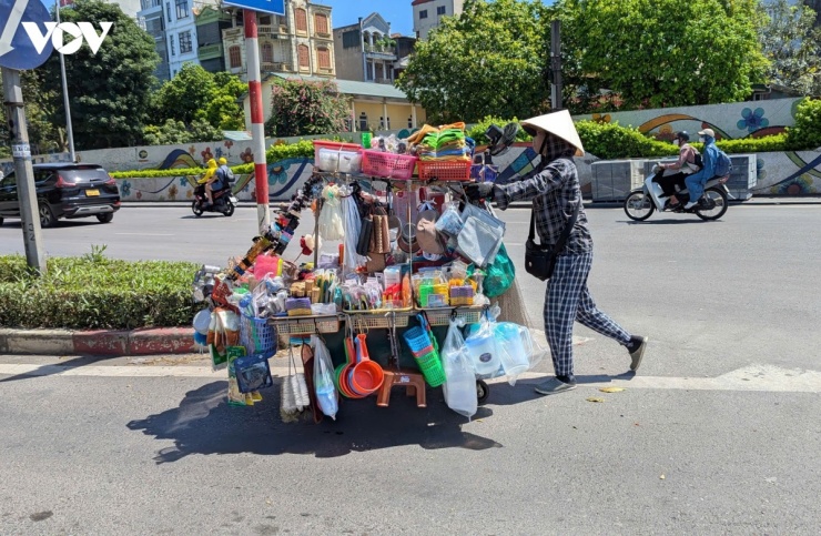 Với nhiều lao động tự do, nắng nóng không chỉ khiến công việc trở nên nhọc nhằn hơn mà còn làm gia tăng áp lực mưu sinh. Tuy vậy, họ vẫn phải bền bỉ làm việc từng ngày để đảm bảo thu nhập.