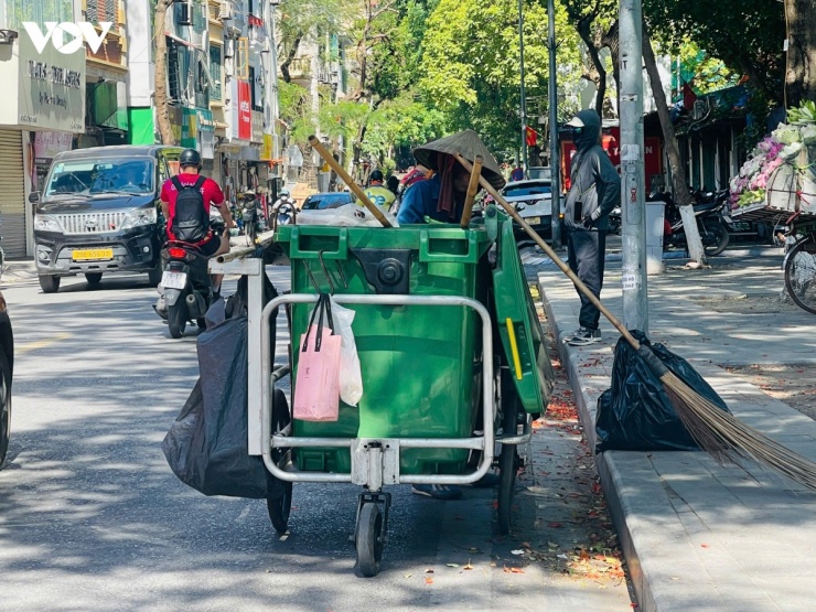 Dù điều kiện thời tiết khắc nghiệt, công việc không thể gián đoạn. Nhiều công nhân vệ sinh môi trường vẫn phải làm việc liên tục ngoài trời, sử dụng áo chống nắng, áo khoác, khăn che kín mặt để giảm bớt tác động của nắng nóng và hoàn thành nhiệm vụ.