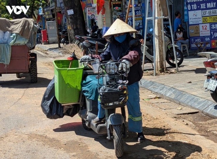 Hà Nội như “chảo lửa”, người lao động ngoài trời gồng mình mưu sinh - 10